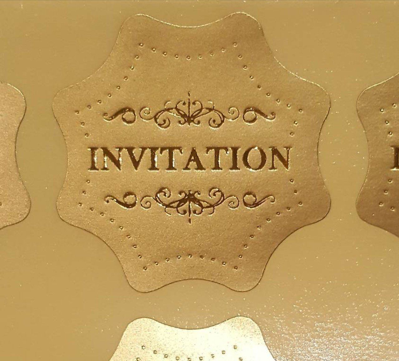 Cartoline: Elegante "Invitation"-Sticker, Gold glänzend – Nuovo e nell'imballaggio originale da Uster venduto da Mooreas