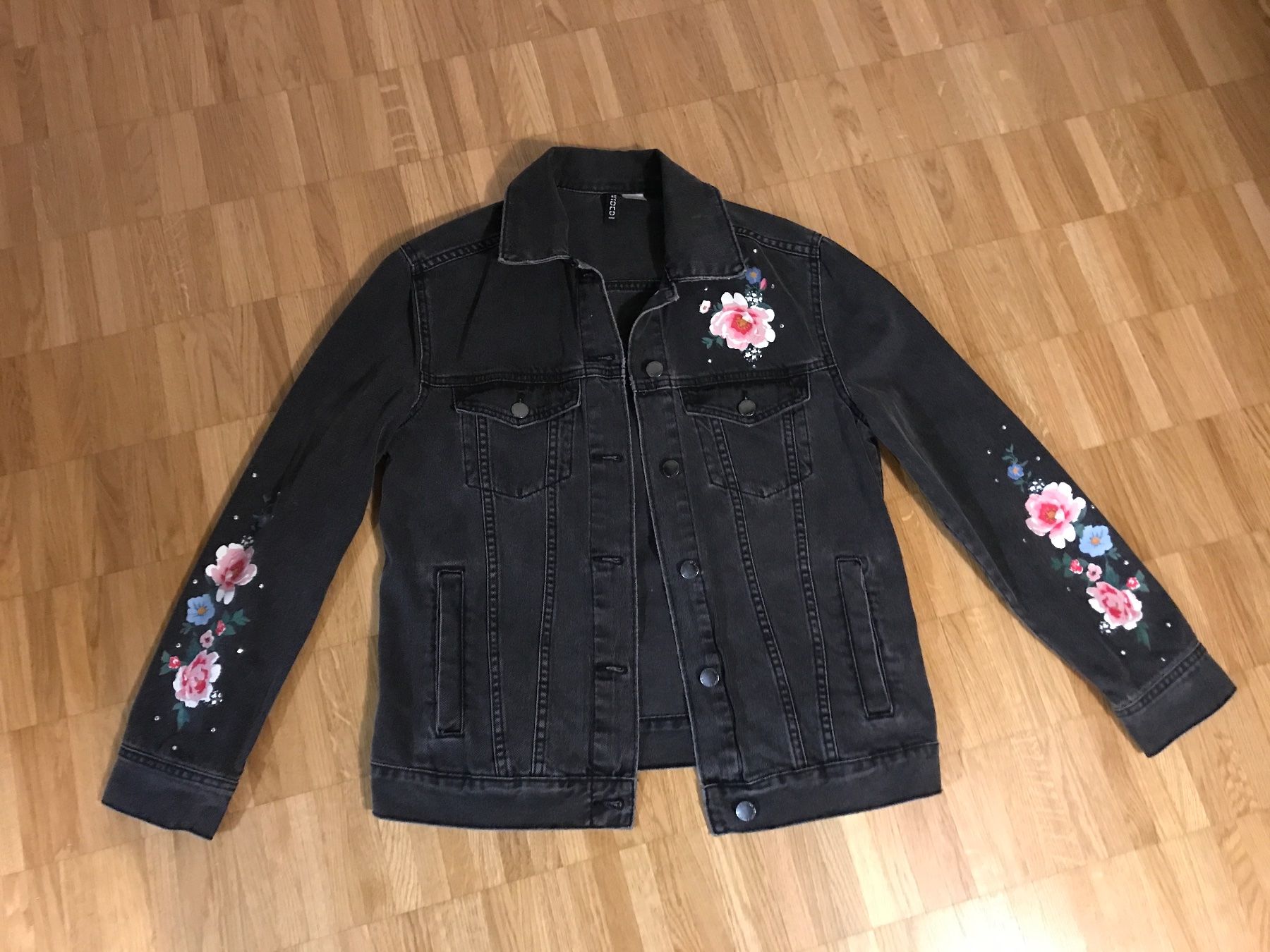 H&M Giacche & Cappotti: Bedruckte Jeansjacke Gr 32 – Nuovo (secondo la descrizione) da St. Margrethen SG venduto da kellenbh 1