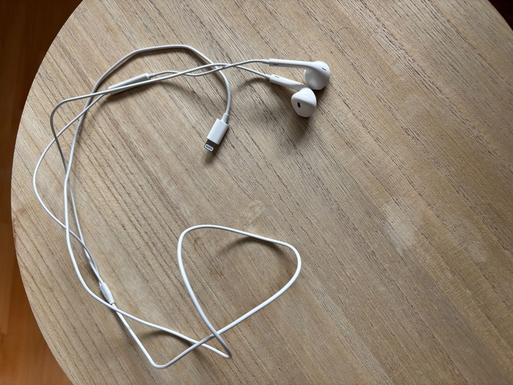 Apple Kopfhörer: Apple EarPods mit Lightning – Neu und originalverpackt aus Belfaux von vik_c6z2 4