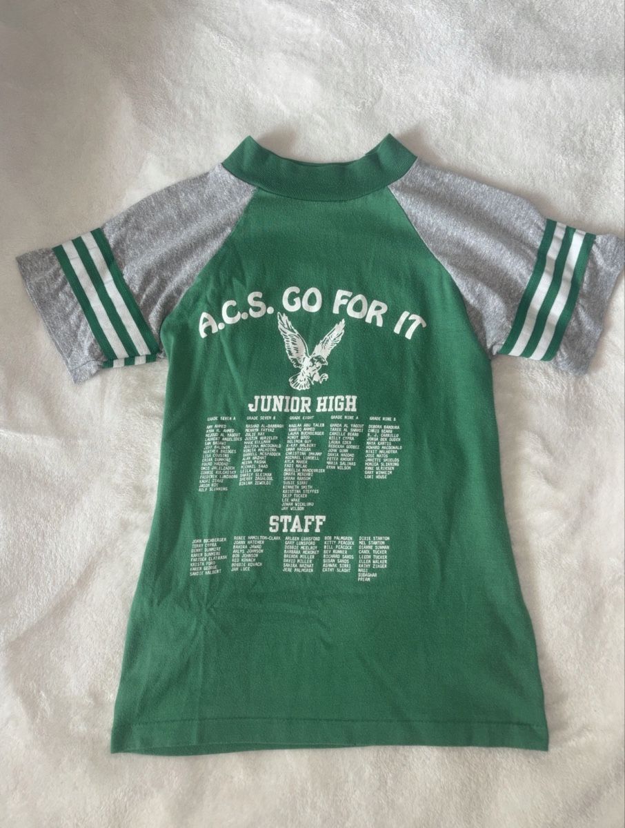 T-shirts: GREEN AND GREY GRAPHIC T-SHIRT – D'occasion à Meyrin par fooyiy