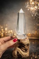 Ultraklare Lemurian Bergkristallspitze auf Holzsockel – Rein