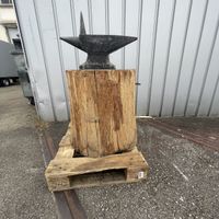 Amboss Peddinghaus 50 kg Schmiedewerkzeug auf Holzstamm gut