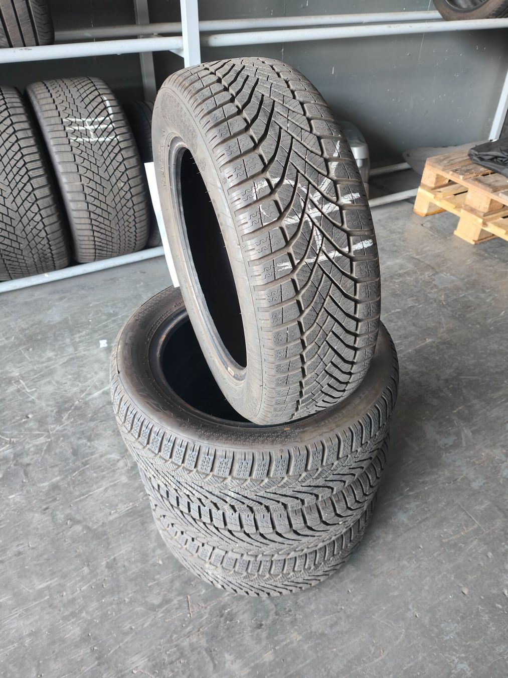 Pneus & Kompletträder: Winterreifen 205/55 R16 – Gebraucht aus Oberengstringen von Reifen-Lagerverkauf