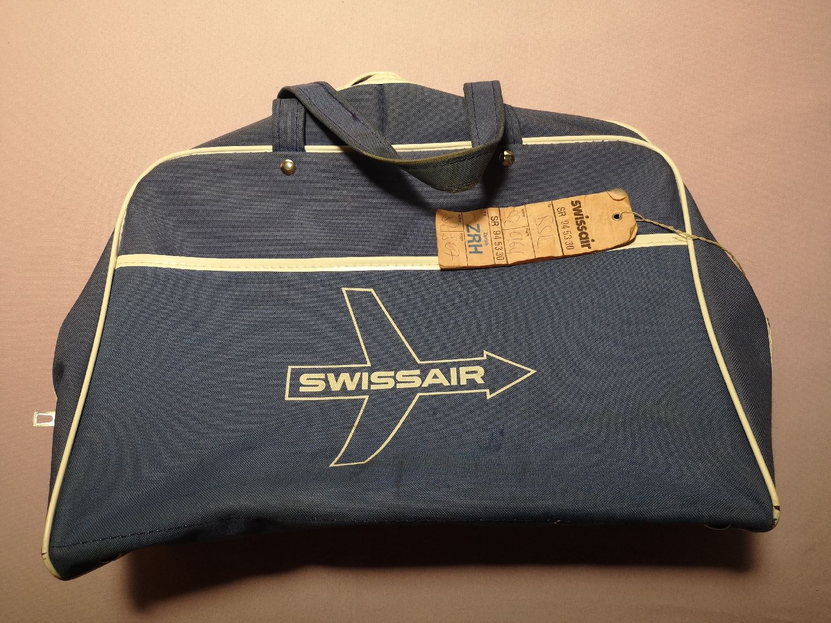 Swissair Borse: VINTAGE SWISSAIR TASCHE – Usato da MUEHLEBERG venduto da Cocolinette