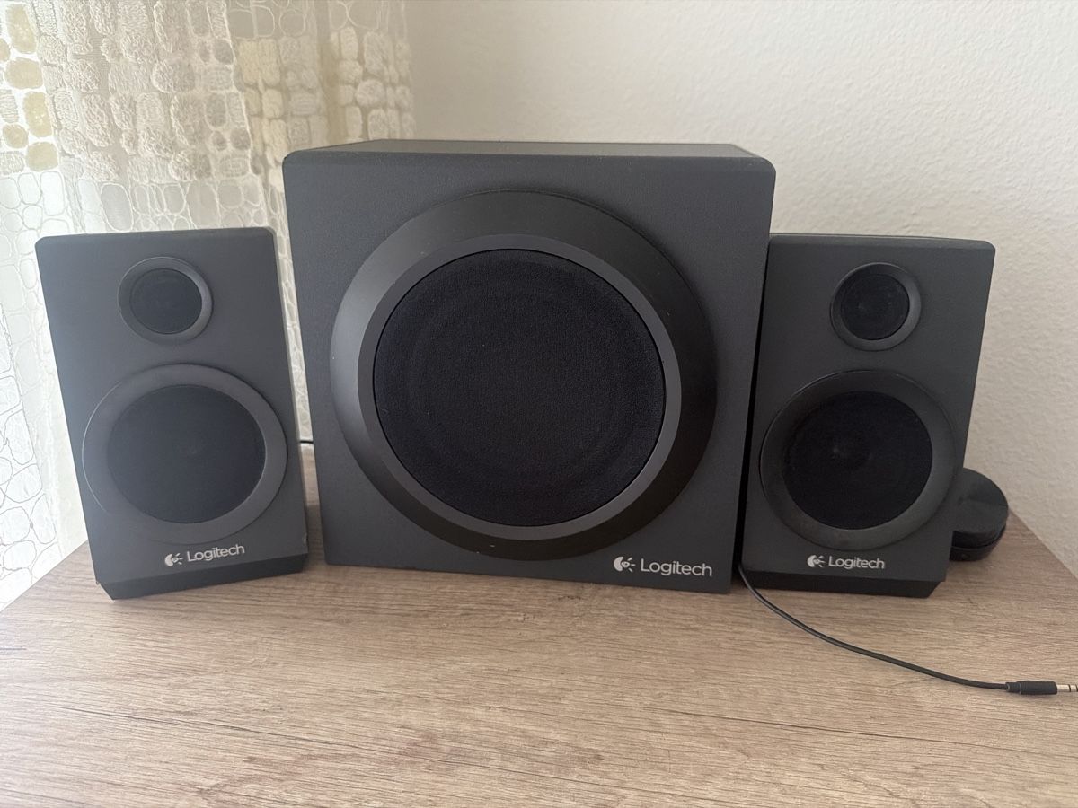 Logitech Haut-parleurs: Logitech Z333 Media Speaker System – D'occasion à Wangen b. Olten par Sarina93881621