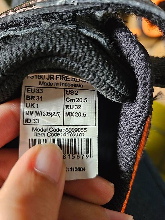 Decathlon Scarpe per ragazzi: Hallenschuhe EU Grösse 33 – Usato da Bäretswil venduto da sia_cp8q 2