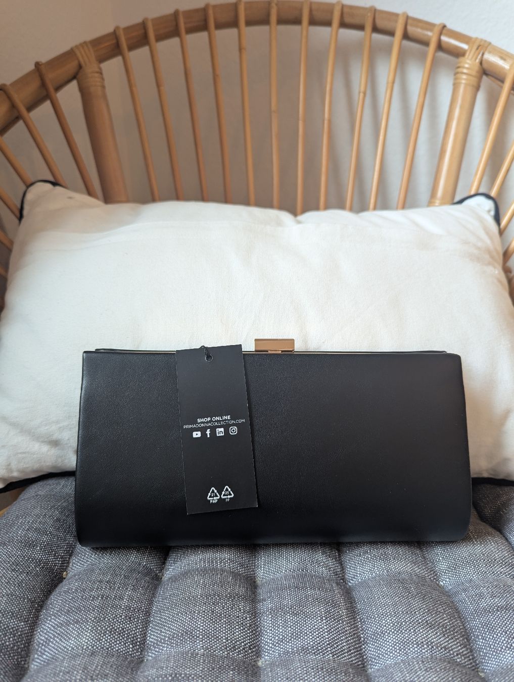 Taschen für Damen: Chic Black Clutch Bag with Gold Chain, Perfect Condition – Neu und originalverpackt aus Schlieren von maseam 1
