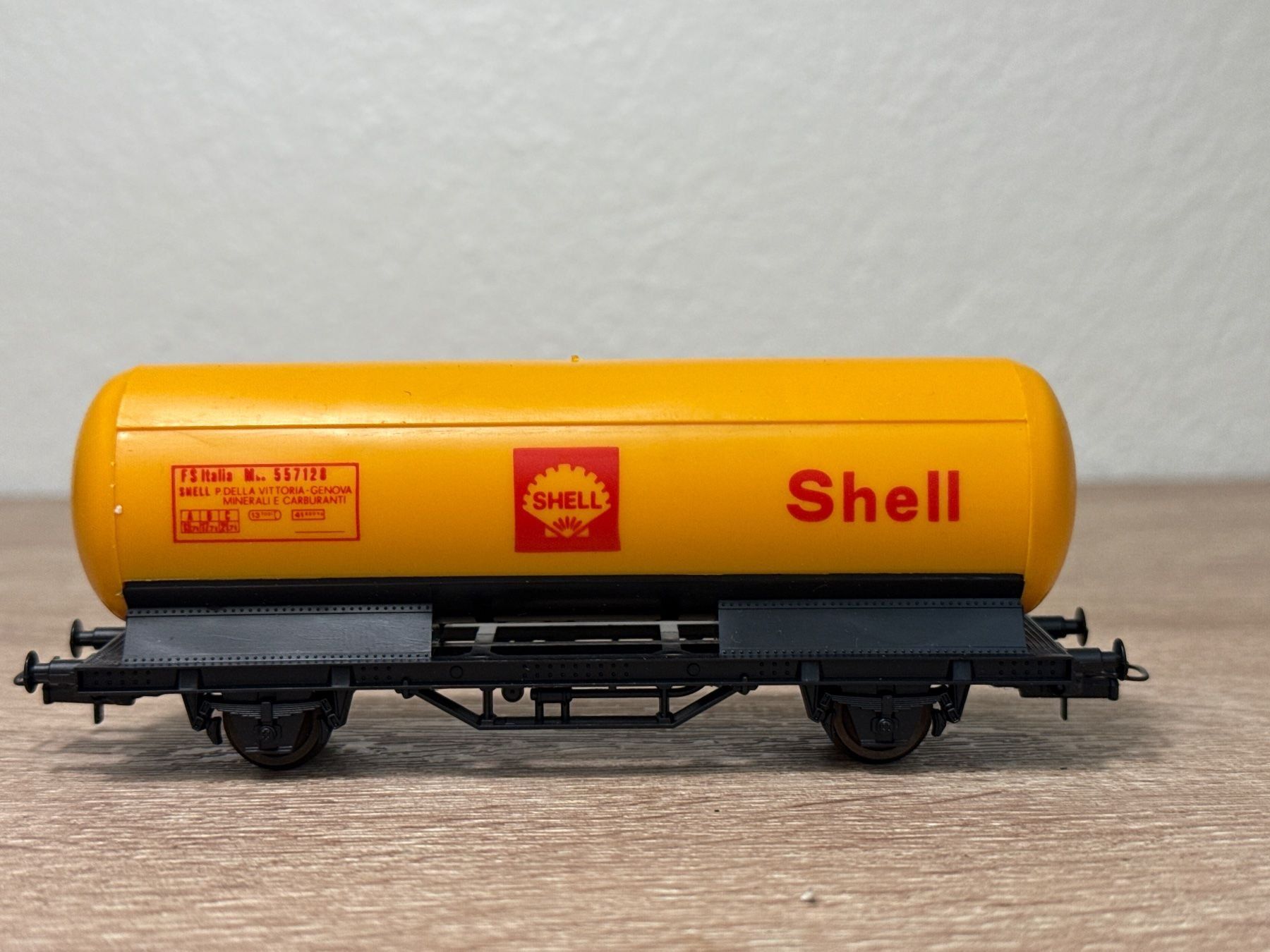 Lima Modellini di ferrovie: Lima Kesselwagen SHELL H0 (217) – Usato da St-Aubin-Sauges venduto da Lo_Go