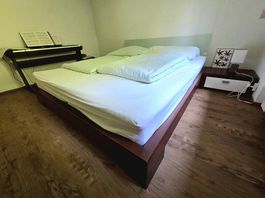 Grand cadre de lit en bois, 180x200avec 2 tables de nuit