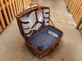 Valise panier de pique-nique en osier équipé pour 4 pers.
