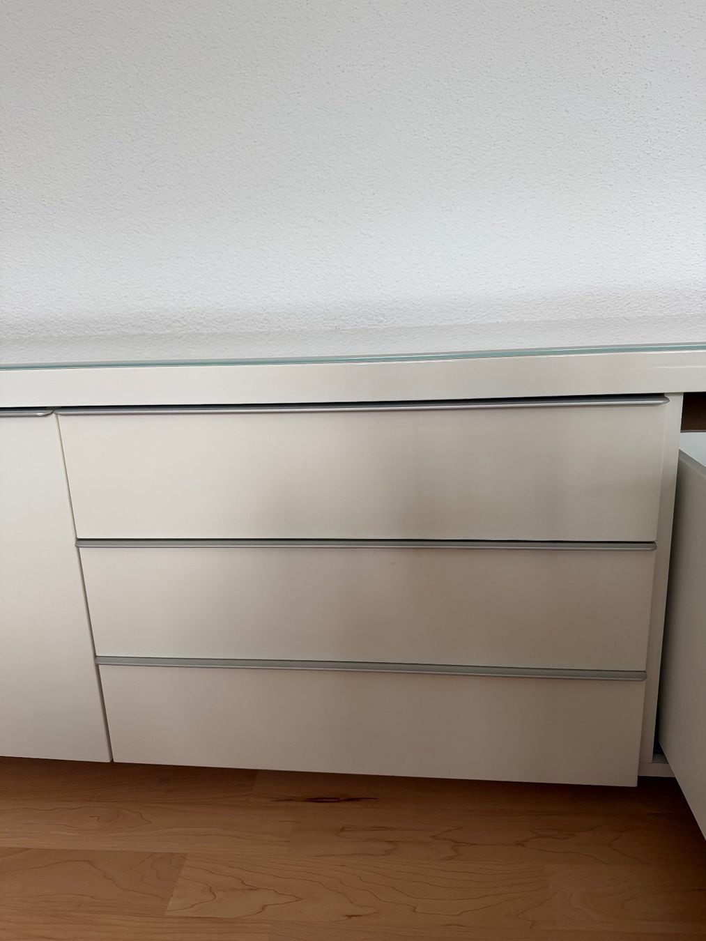 Mobili TV: Weisses Sideboard mit viel Stauraum – Usato da Menznau venduto da sasna 1