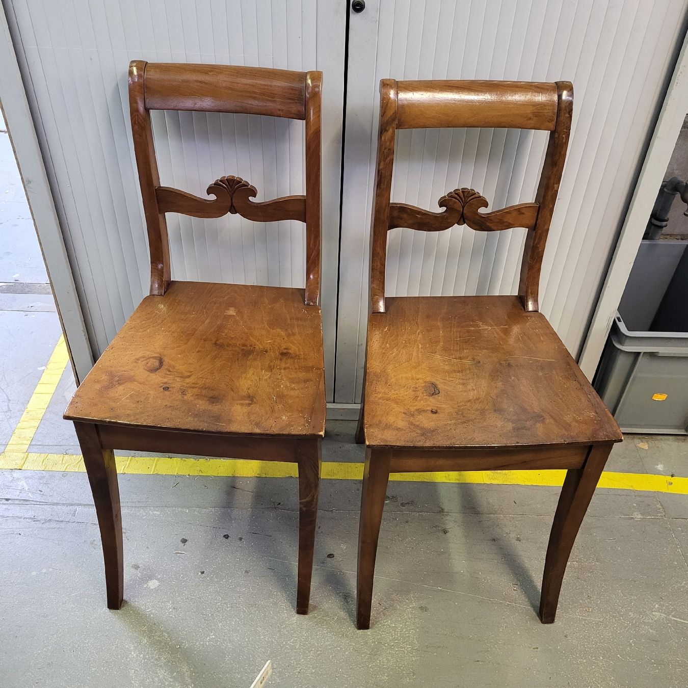 Set di tavolo e panche: runder Tisch inkl. 2 Stühle antik – Usato da Kägiswil venduto da Megafi56 5