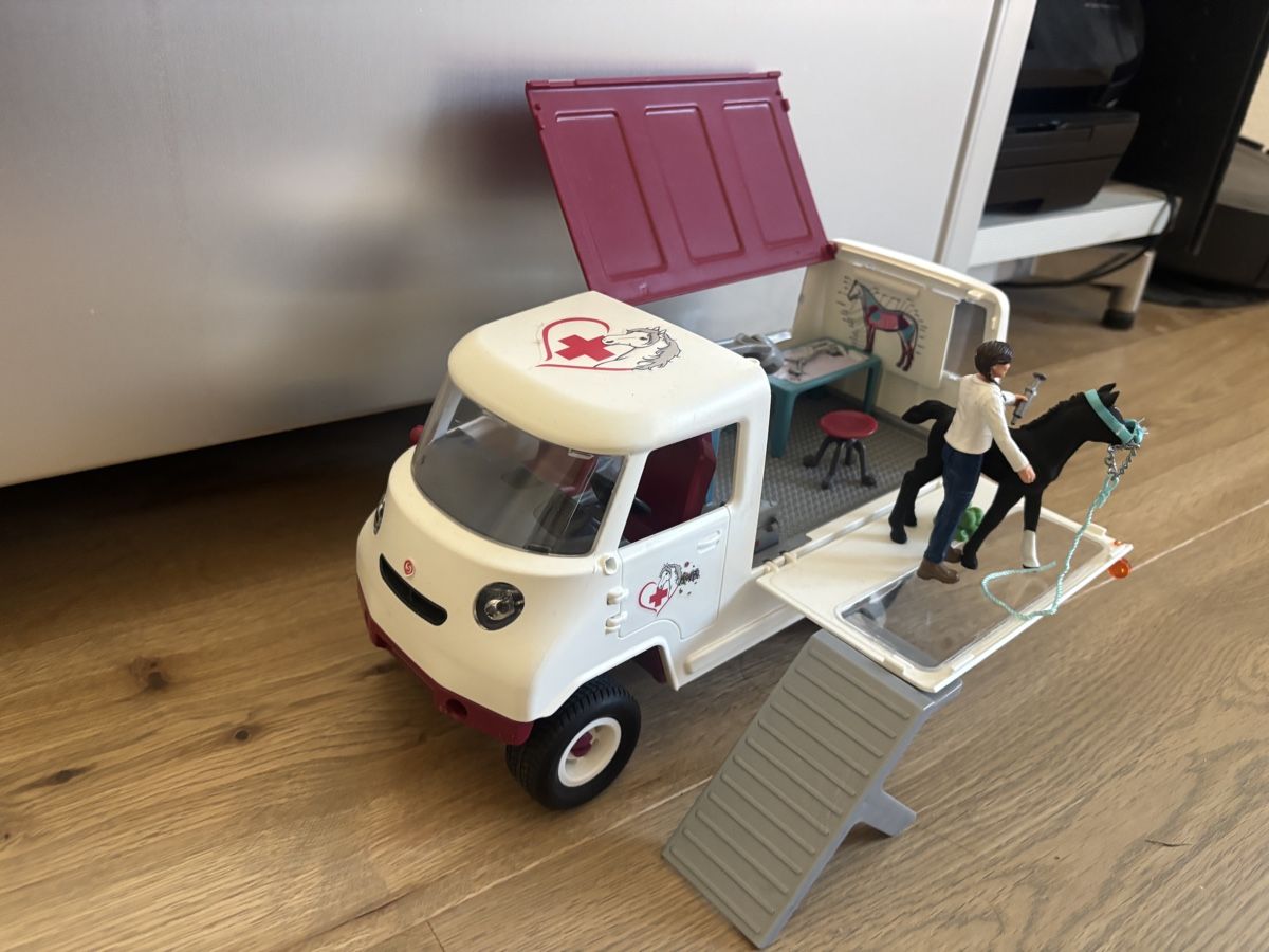 Schleich Spielzeuge: Schleich Tierarzt / Tierärztin  – Gebraucht aus Riedholz von Elch121 4