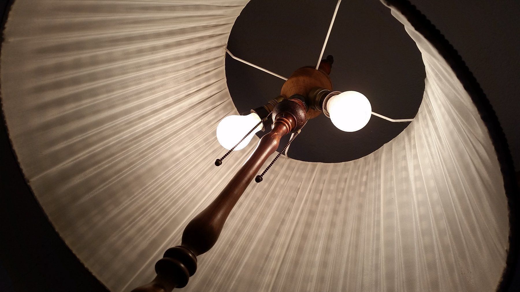 Lampade: Stehlampe, antik, Holz mit Stoffschirm – Usato da Herrliberg venduto da AlexandraBopp 4