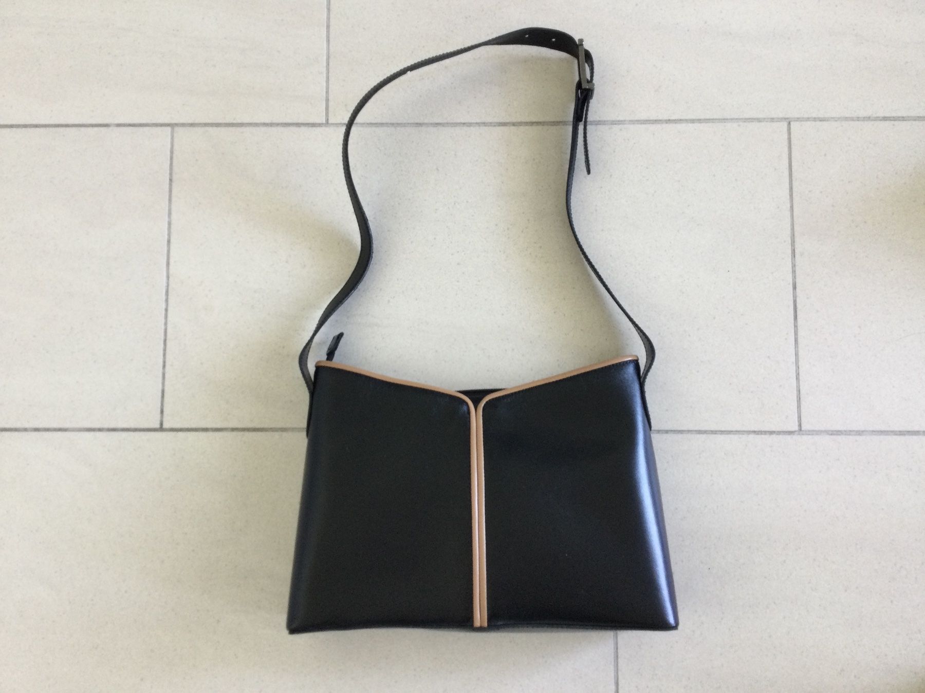 Taschen für Damen: Neue Ledertasche in schwarz – Neu (gemäss Beschreibung) aus Baar von negombo