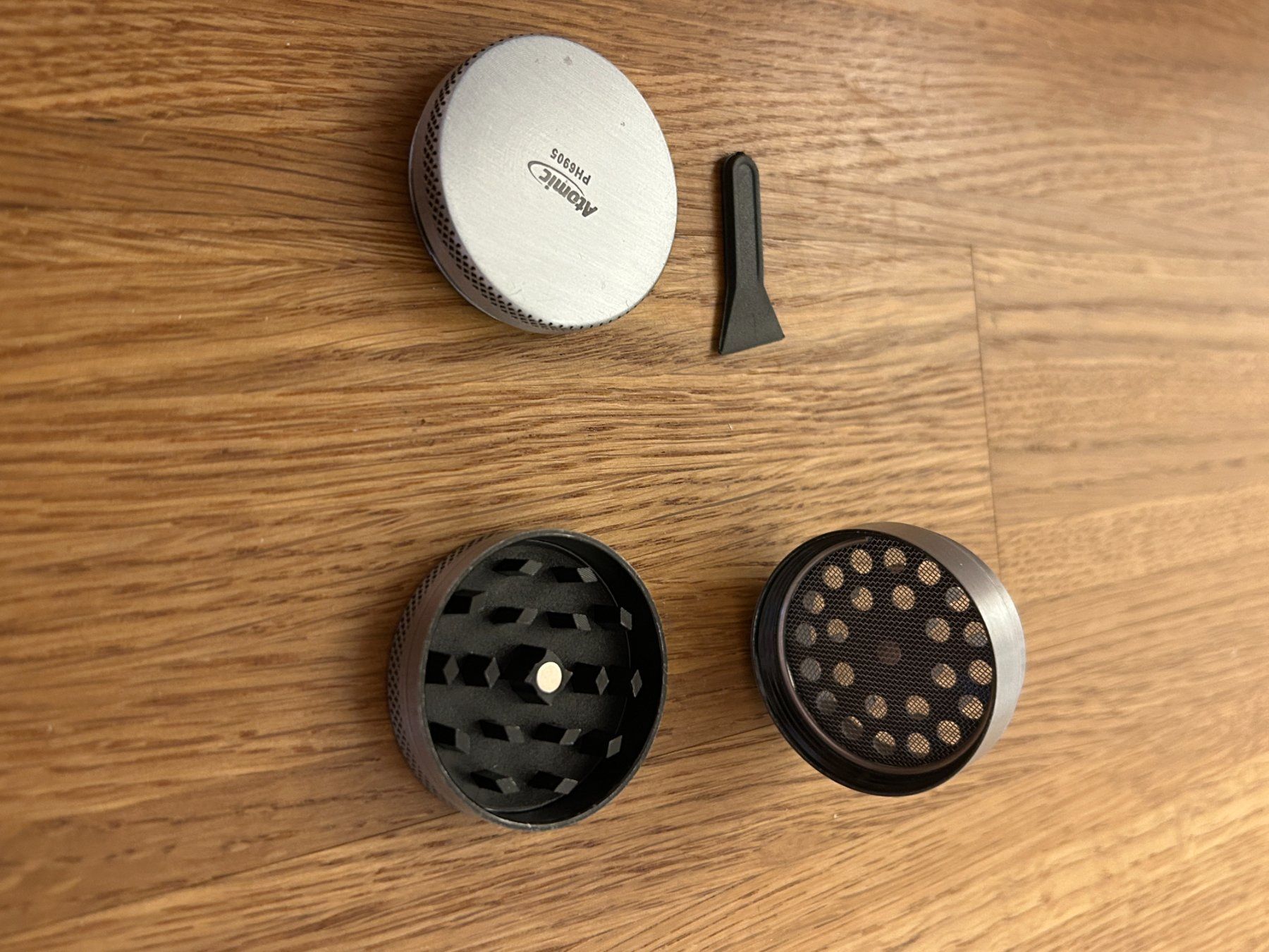 Tabacchi: Atomic Grinder 4-teilig aus Metal – Nuovo (secondo la descrizione) da Küsnacht ZH venduto da filo_fila8700 5