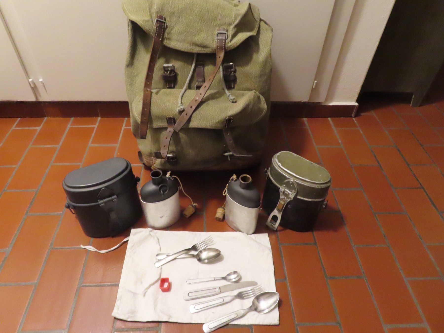 Schweizer Armee Armi bianche: rucksack gamelle feldflasche besteck – Usato da Grenchen venduto da sunflyer01