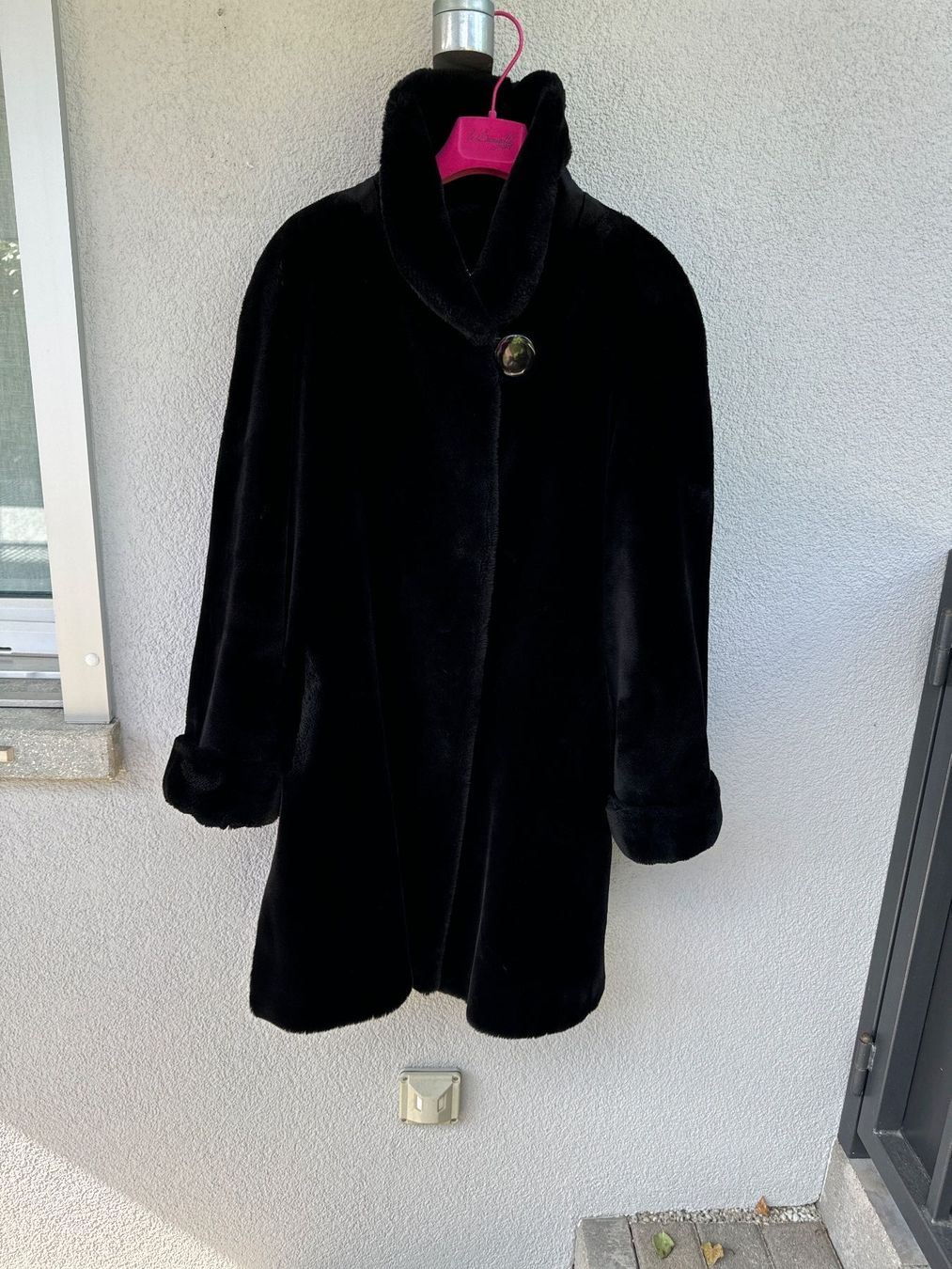 Cappotti: Schwarzer Kunstpelzmantel – Usato da Freienbach venduto da Azalea 2