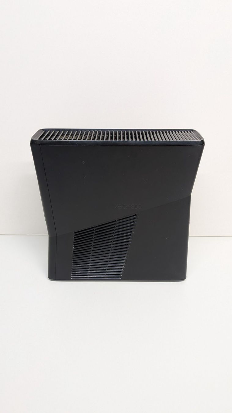 Microsoft Consoles: Microsoft Xbox 360 S inkl. 2 Controller – D'occasion à Menziken par mame18 5