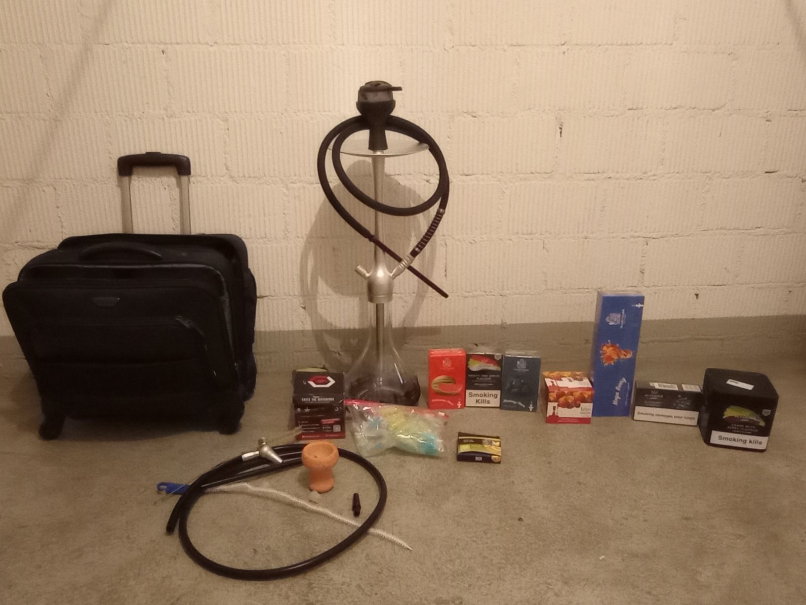 Narghilé: Shisha mit Tabak und 2 Schwarzen Liegen – Usato da Wetzikon ZH venduto da 83v_s7cm 1