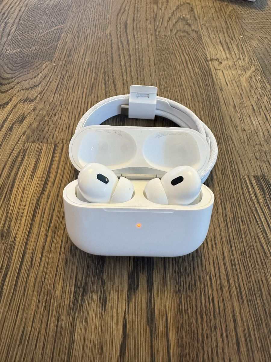 Apple Cuffie: Apple AirPods Pro (2. Generation) + Wireless Ladestation  – Usato da Kilchberg ZH venduto da Ignlan