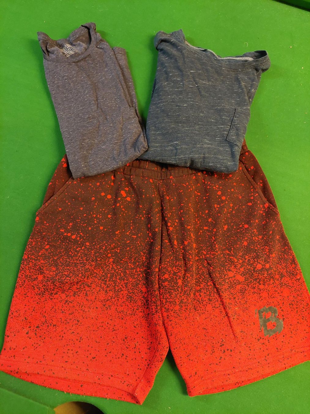 Lotti & Set di vestiti: Shorts und 2 T-Shirts – Usato da Wynau venduto da Meysi