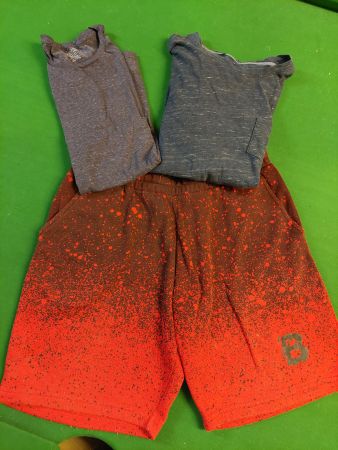 Shorts und 2 T-Shirts