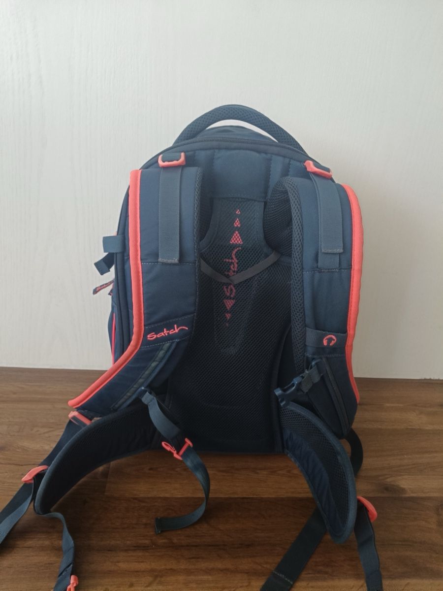 Satch Borse & Zaini: Satch Schulrucksack - Pink Phantom (Original Preis CHF 120) – Usato da Konolfingen venduto da coolingguy 1