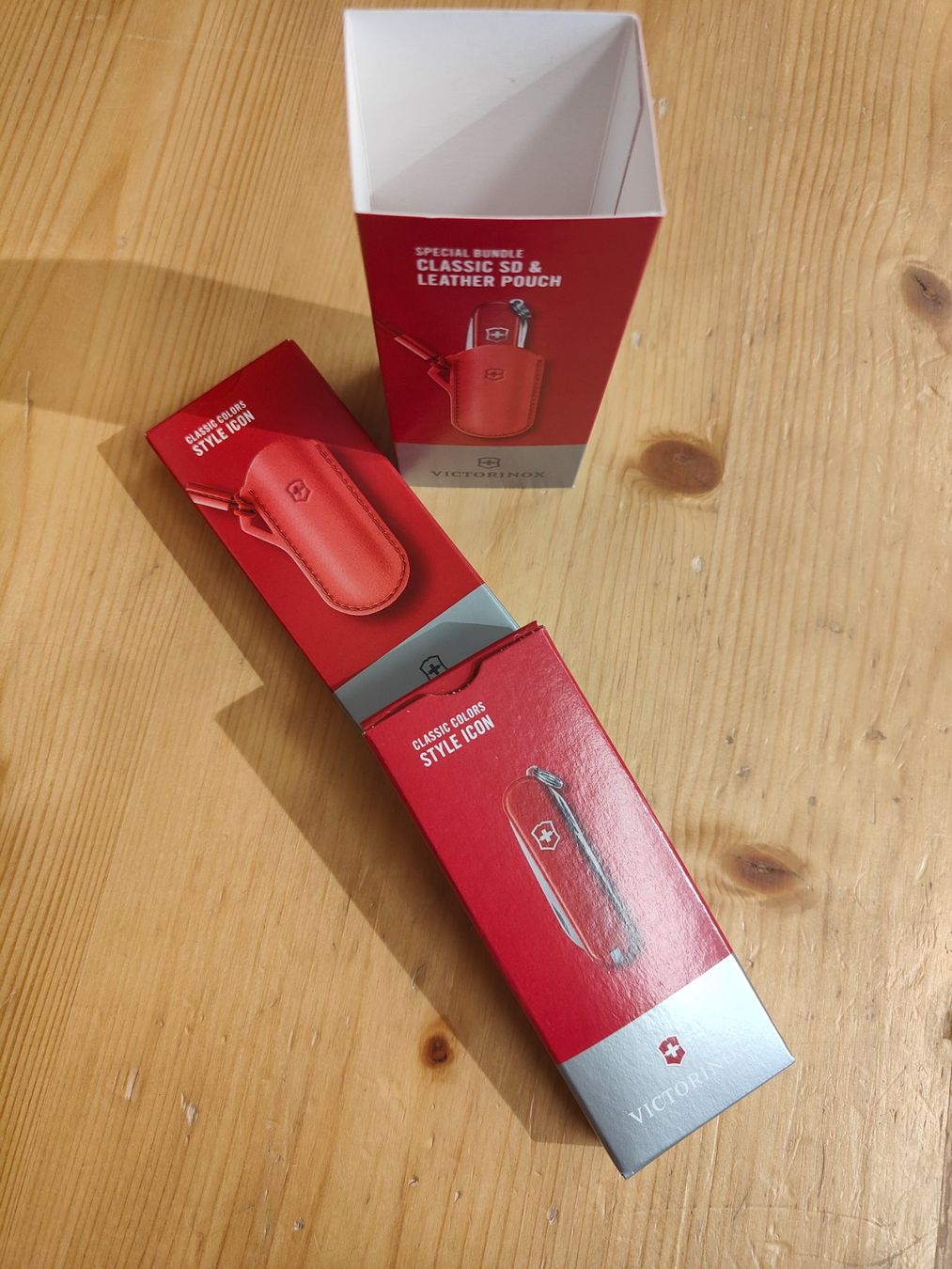 Victorinox Coltelli tascabile: Victorinox kleines Messer mit Leder-Etui rot – Nuovo e nell'imballaggio originale da Davos Platz venduto da jon_2b56 1