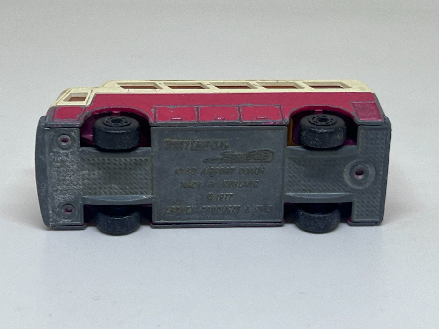 Matchbox Modellini d'auto: Matchbox Airport Coach #415 – Usato da Wildegg venduto da LaaBoutique 3