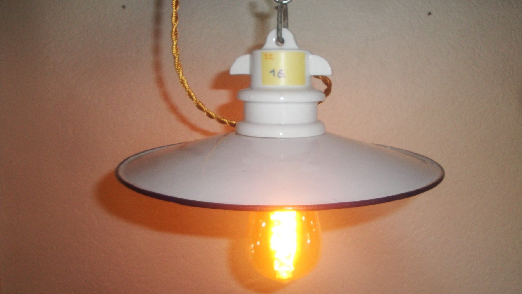 Lampadari & plafoniere: Kellerlampe mit Emaillierter Lampenschirm – Usato da Zürich venduto da Paykan