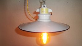 Kellerlampe mit Emaillierter Lampenschirm