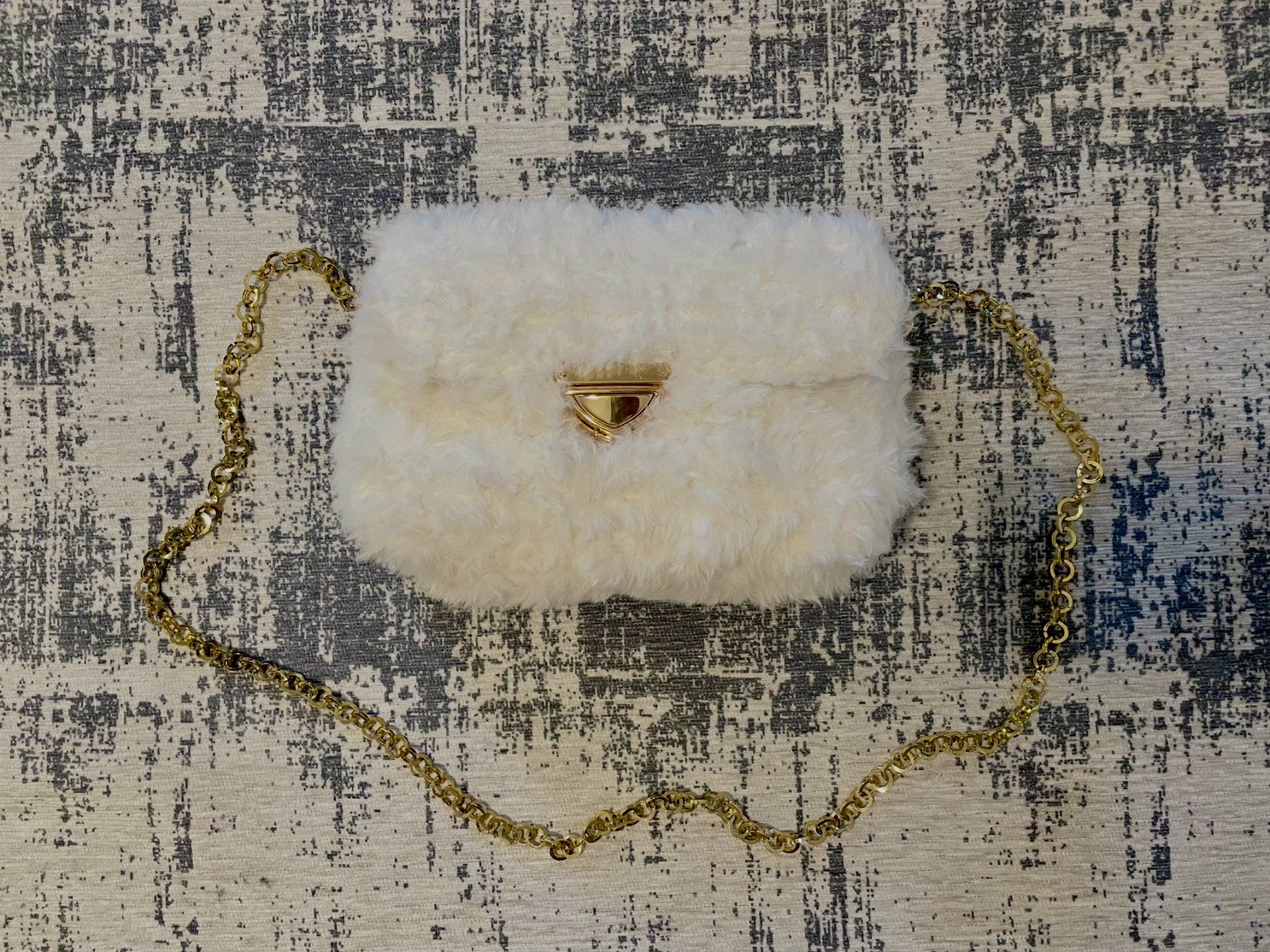 Borse da donna: White Faux Fur Bag – Nuovo (secondo la descrizione) da Chiasso venduto da Er_Mon