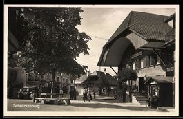 AK Schwarzenburg, belebte Straßenszene mit Gasthof Zur Sonne