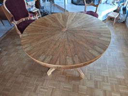 Runder Ausziehtisch aus Holz