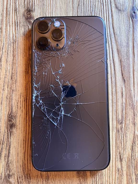 Apple Telefoni cellulari / Smartphones: iPhone 11 Pro & accessoires – Usato da Savièse venduto da hou_hfw6 2