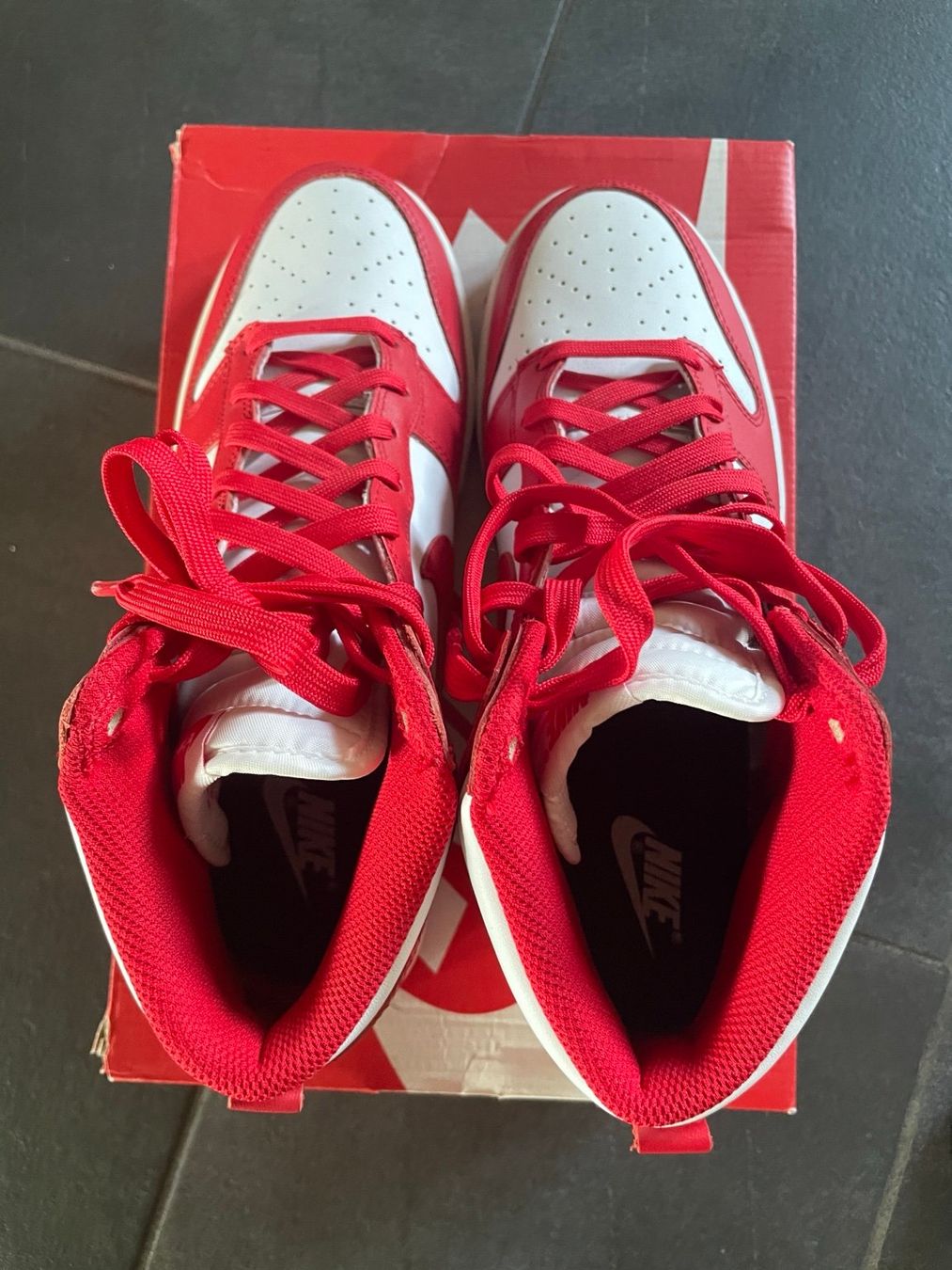 Nike Scarpe da uomo: Nike Dunk High Retro White / University Red Gr. 42.5 – Nuovo (secondo la descrizione) da Bonstetten venduto da thomaszh01 1