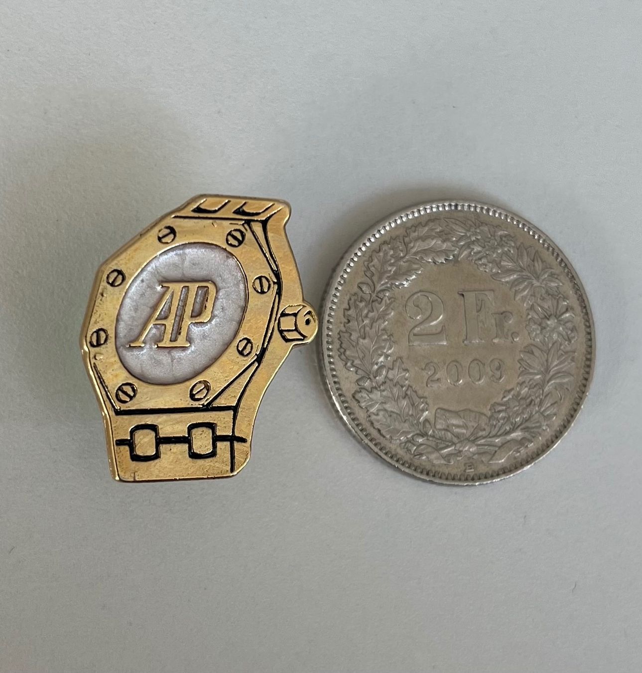 Swiss Placchette & Badge: AUDEMARS PIGUET Royal Oak Pin – Usato da Biel/Bienne venduto da Universal84