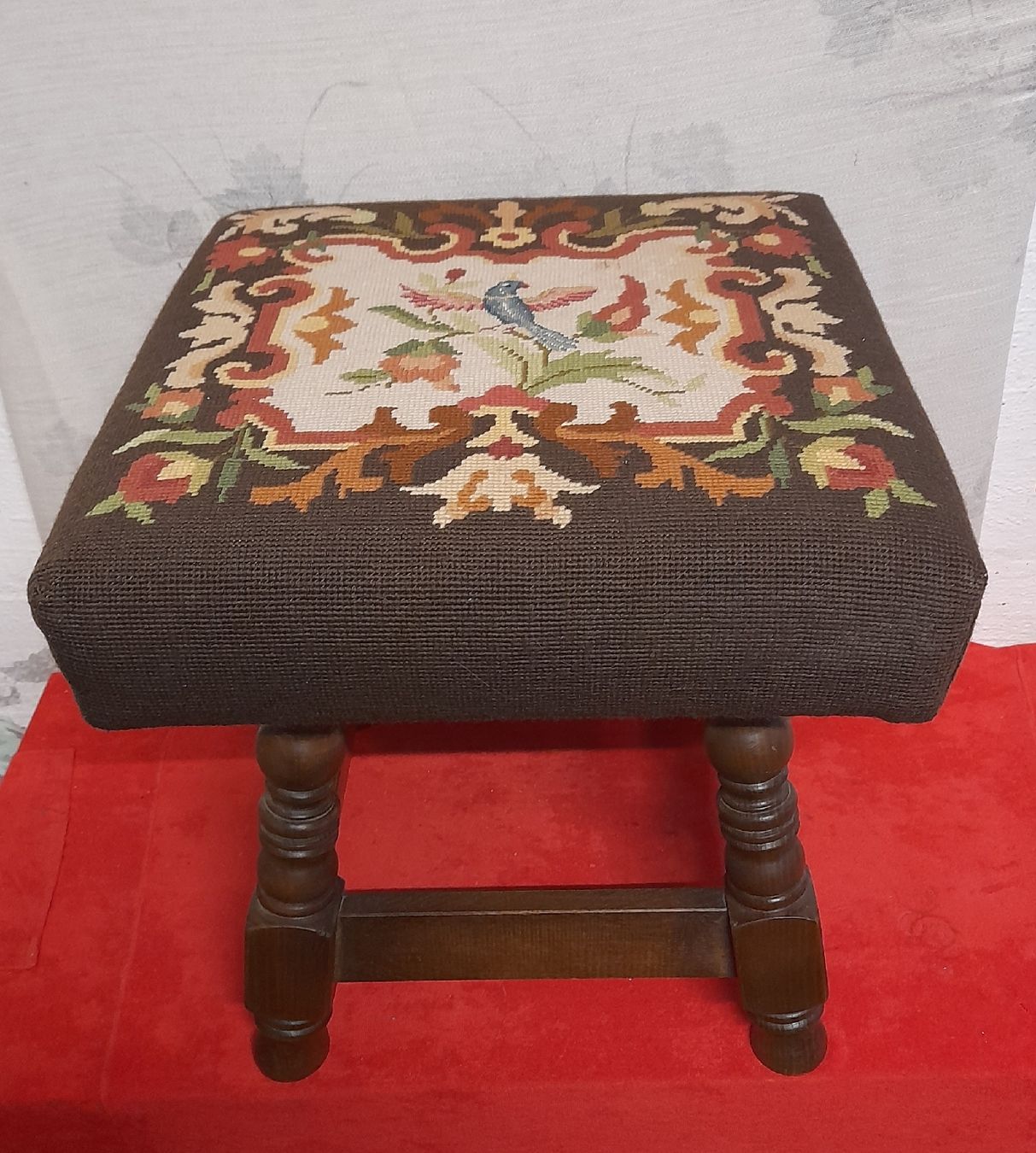 Sgabelli: Handgearbeiteter Fuss-Schemeli/Hocker mit Vogelmuster – Usato da Winterthur venduto da Ufff512