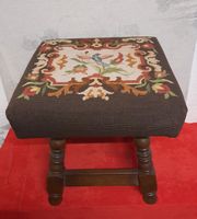 Handgearbeiteter Fuss-Schemeli/Hocker mit Vogelmuster