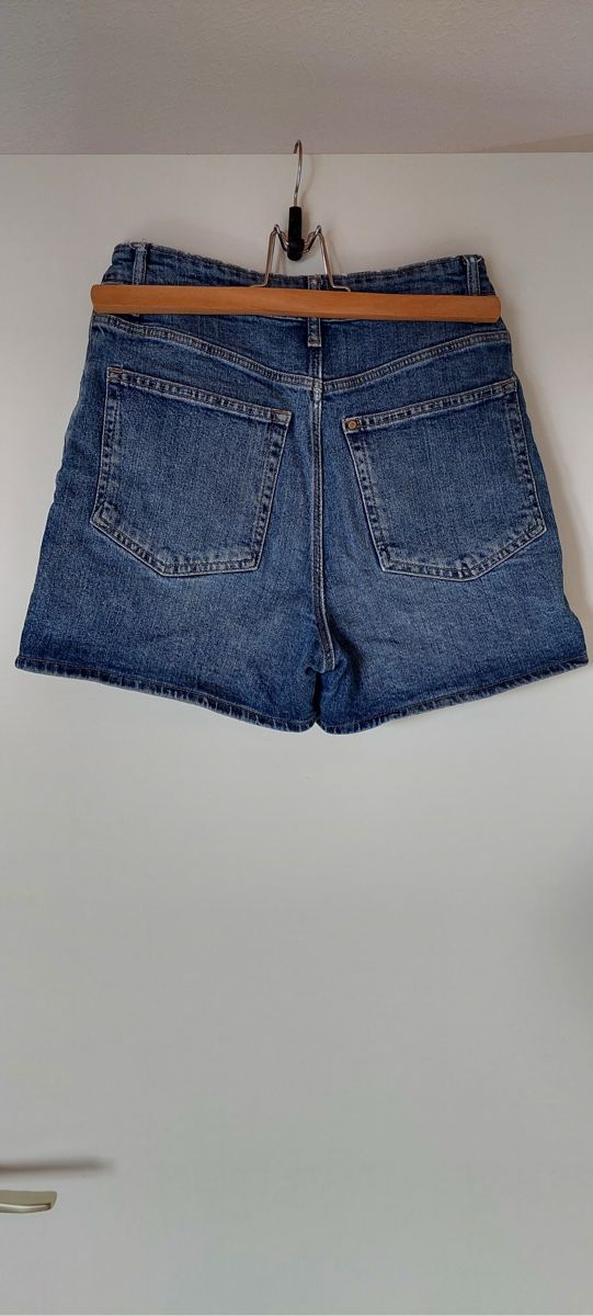 Jeans: Short en jeans (pack : 36 et M) – Usato da Épalinges venduto da lola_vp_99 1