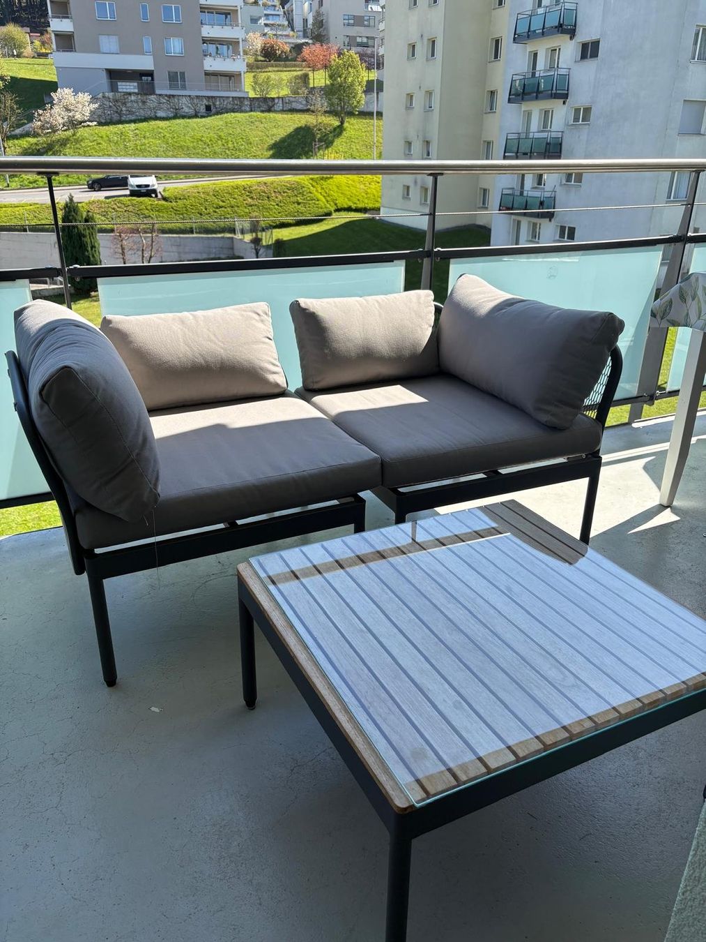 Set de table et chaises: Hochwertige Terrassengarnitur mit Tisch – D'occasion à Ebikon par kru_k6nn 1