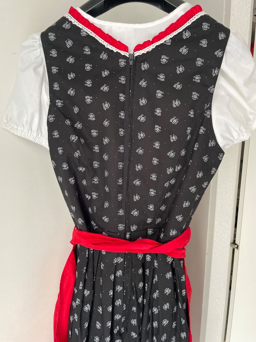 Kleider: Dirndlkleid Gr.36 schwarz rot – Neu (gemäss Beschreibung) aus Küssnacht am Rigi von Monimaus03 2