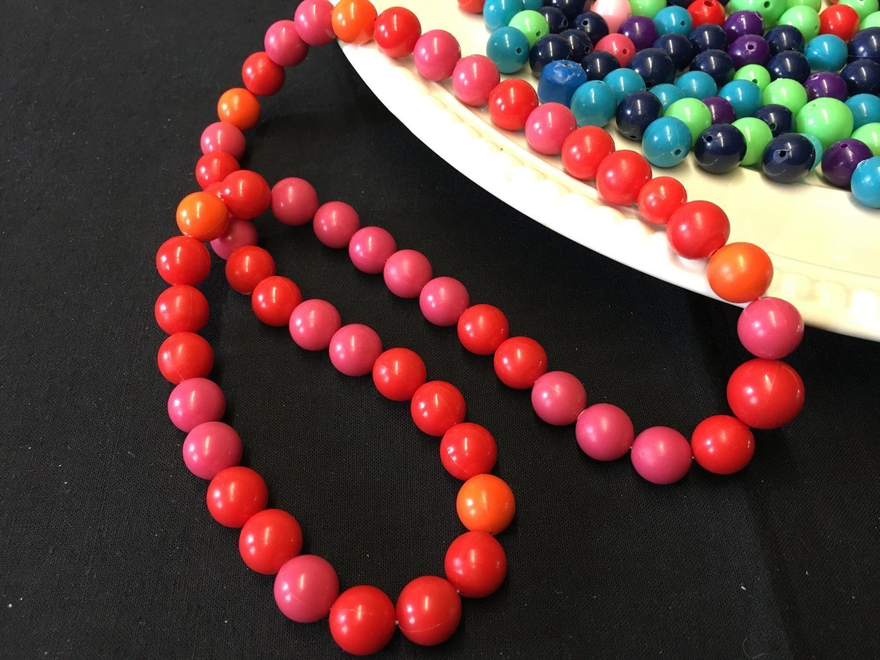 Perles (synthétiques): Kunststoff Perlen / Beads, ca. 435 gr. – D'occasion à Schaffhausen par sparzone 7