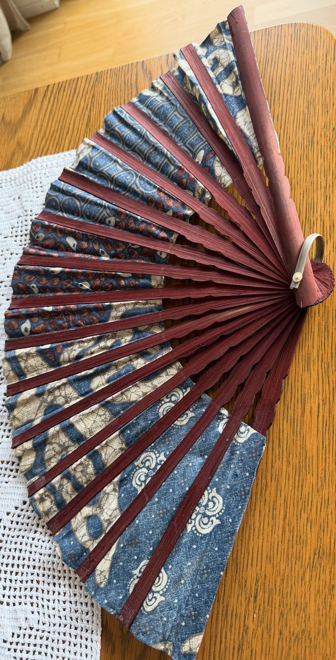 Toutes les décorations: Handfächer / Klappfächer aus Holz mit gemustertem Stoff – Neuf (Voir description) à Zumikon par Fahrgast 1