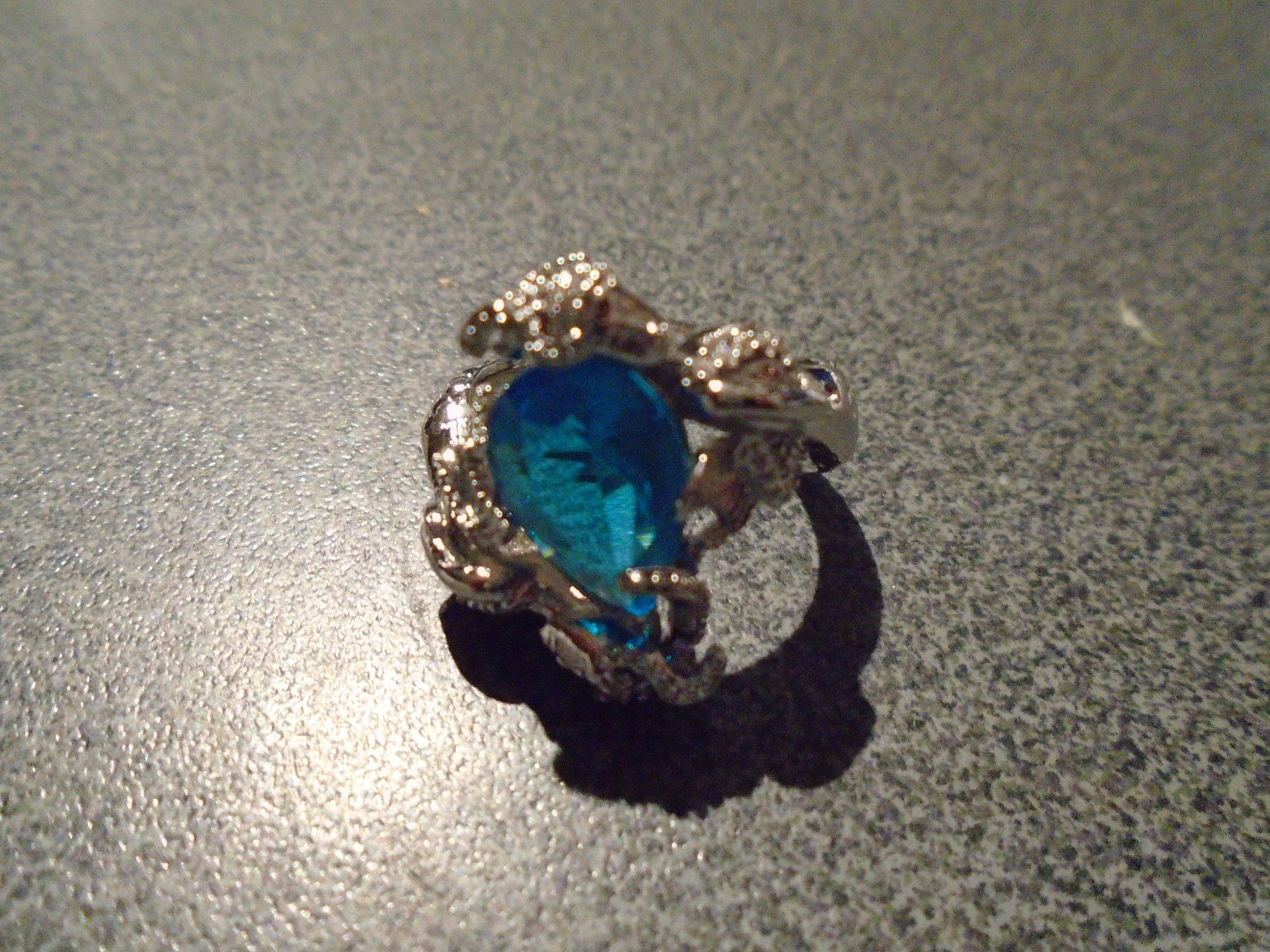 Anelli: Ring Grösse 9, silberfarbig, blauer Stein, Tropfenform – Nuovo e nell'imballaggio originale da Zürich venduto da abraxas1291
