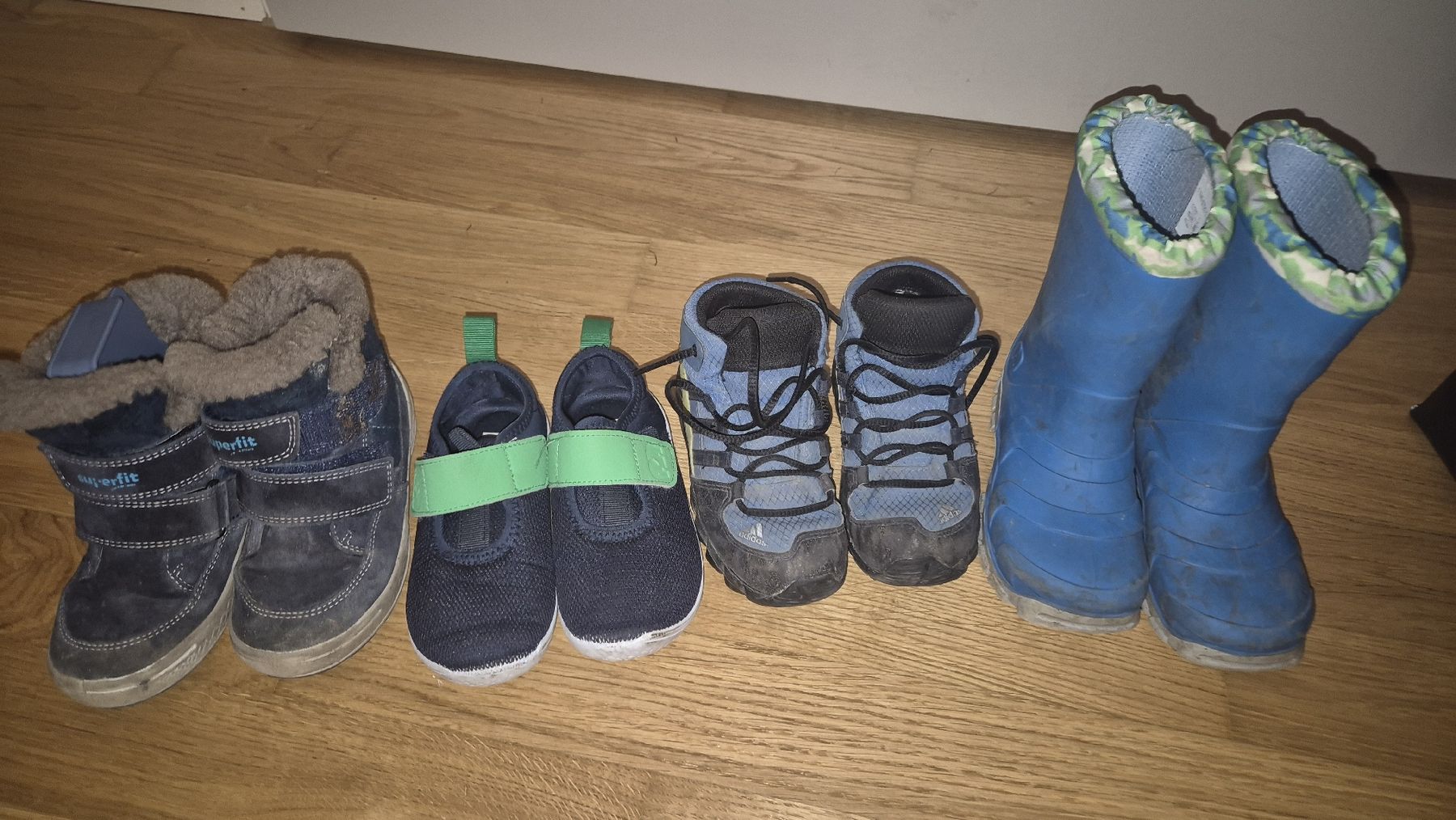 Chaussures garçon: 4 Kinderschuhe Gr.27/28 – D'occasion à Zweidlen par stvc928