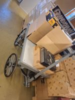 Historischer Handwagen aus Holz mit Eisenrädern grau