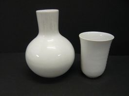 Vase aus Porzellan mit Becher