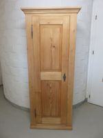 Schöner Schrank aus Tannenholz